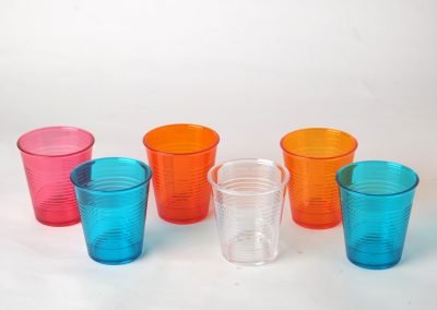 Bicchieri di vari colori trasparenti