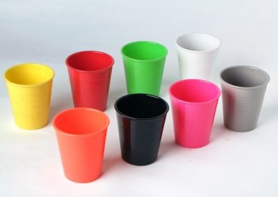 Bicchieri di vari colori opachi